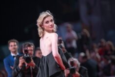 Cum se menține în formă Elizabeth Debicki, sosia Prințesei Diana ce o interpretează în serialul „The Crown”. Asemănarea dintre cele două este izbitoare!