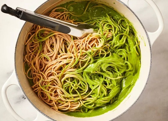 O masă delicioasă, rapidă și sănătoasă: Spaghete cu sos cremos de spanac și lămâie