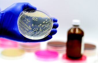 Inteligența artificială descoperă primele antibiotice noi din ultimii 60 de ani