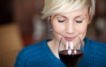 4 motive pentru care vinul roșu nu mai este considerat sănătos