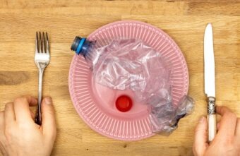 Microplasticele, o amenințare la adresa sănătății. Iată cum să nu le mai înghițim