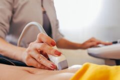 Te pregătești de o ecografie abdominală? Iată cum te ajută simeticona
