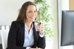 Cum să te hidratezi corect la birou vara: sfaturi pentru angajații activi