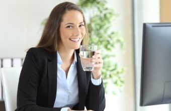 Cum să te hidratezi corect la birou vara: sfaturi pentru angajații activi