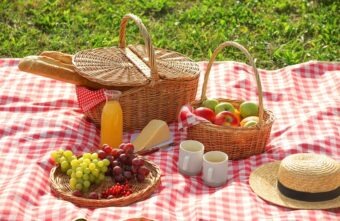 Picnic sănătos: ce să pui în coșul de picnic