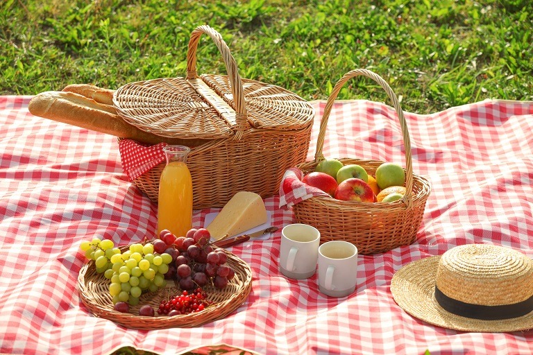 Picnic sănătos: ce să pui în coșul de picnic