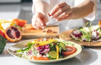 Salate de vară: idei creative și nutritive pentru toate gusturile