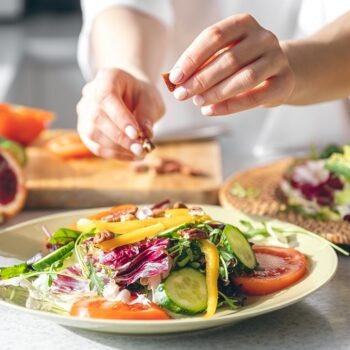 Salate de vară: idei creative și nutritive pentru toate gusturile