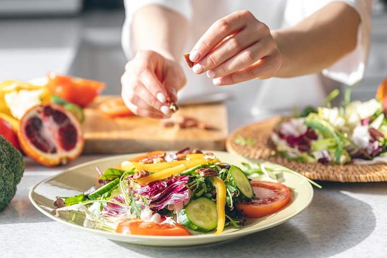 Salate de vară: idei creative și nutritive pentru toate gusturile
