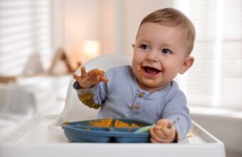 Alimente bogate în fier pentru bebeluși: ghid complet pe grupe de vârstă