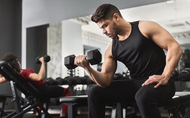 Exerciții cu gantere: când se recomandă și ce beneficii au
