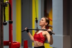 Ce exerciții pentru spate să faci când mergi la sală?