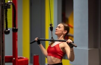 Ce exerciții pentru spate să faci când mergi la sală?