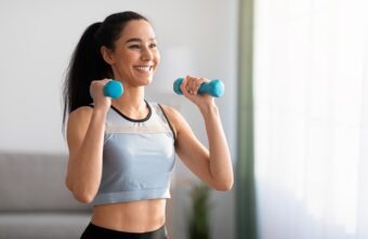 Exerciții cu gantere: când se recomandă și ce beneficii au
