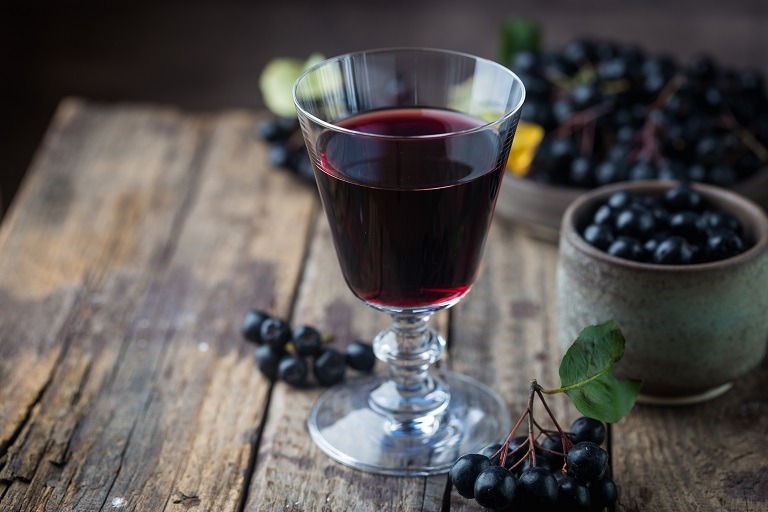 Suc de aronia: care sunt beneficiile și contraindicațiile