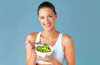 Fructe și legume bogate în apă: aliații tăi împotriva deshidratării