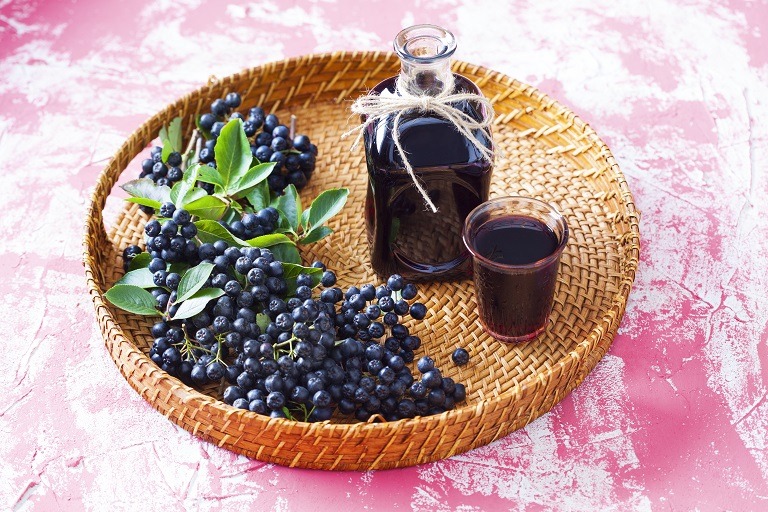 Suc de aronia: care sunt beneficiile și contraindicațiile