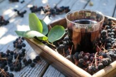 Suc de aronia: care sunt beneficiile și contraindicațiile