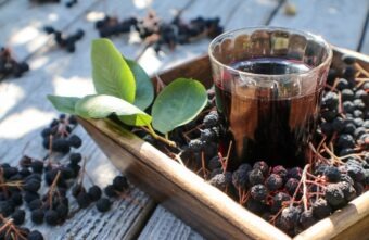 Suc de aronia: care sunt beneficiile și contraindicațiile