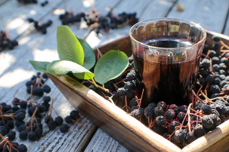Suc de aronia: care sunt beneficiile și contraindicațiile