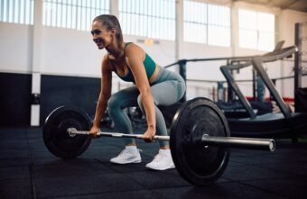Exercițiile cu greutăți la femei. Cum să te antrenezi corect?
