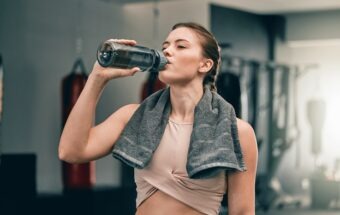Hidratarea în sport, hidratarea corectă a sportivilor: cât, când și ce să bei