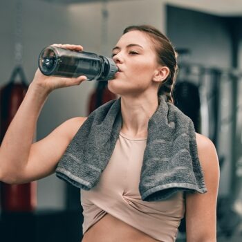 Hidratarea în sport, hidratarea corectă a sportivilor: cât, când și ce să bei