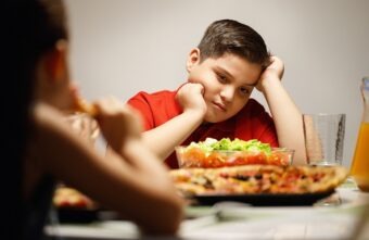 Cum previi obezitatea infantilă? O discuție sinceră despre alimente și obiceiuri