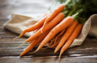 Morcovii cruzi vs. morcovii gătiți – ce e mai sănătos și de ce