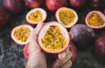 Fructul pasiunii – beneficii, valori nutriționale și cum se consumă