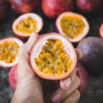 Fructul pasiunii – beneficii, valori nutriționale și cum se consumă