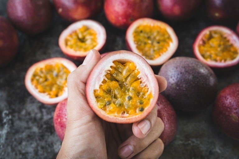 Fructul pasiunii – beneficii, valori nutriționale și cum se consumă