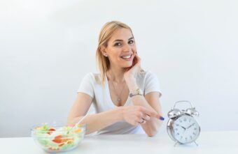 Postul intermitent în 2026: trend sau strategie sănătoasă?
