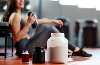 Pudra proteică: tipuri, beneficii, cum o consumi și cum o alegi pe cea mai bună