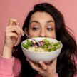 Salata care te îngrașă mai mult decât un burger. Ce să NU pui în ea dacă vrei să slăbești
