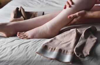 De ce te confrunți cu picioare umflate de la căldură și cum poți preveni acest simptom?