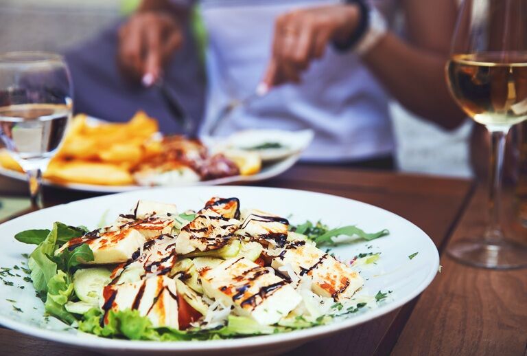 Salate de vară care îți sabotează dieta: ce ingrediente sa eviți?