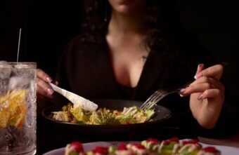 Salate de vară care îți sabotează dieta: ce ingrediente sa eviți?
