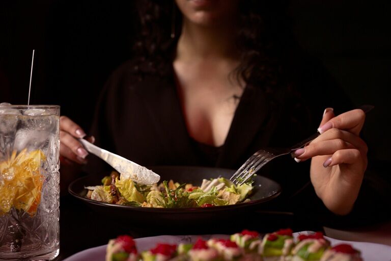 Salate de vară care îți sabotează dieta: ce ingrediente sa eviți?