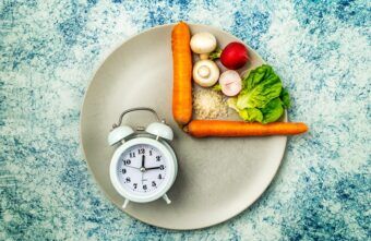Postul intermitent și bolile digestive – beneficii sau riscuri majore?