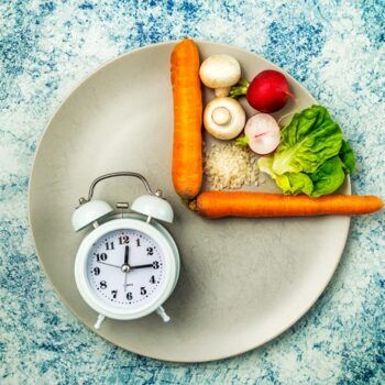 Postul intermitent și bolile digestive – beneficii sau riscuri majore?